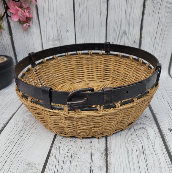 Vintage Round Wicker Basket With Bronze Metal Belt Buckle And Metal Base Trim - Picture 8 of 10